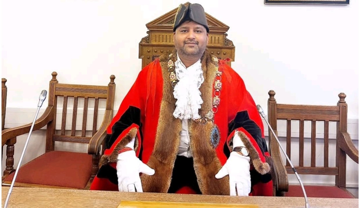 मिर्जापुर के राज कुमार मिश्रा बने वेलिंगबोरो के मेयर