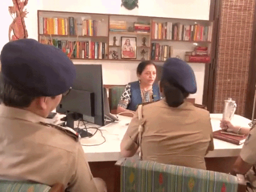 चंडीगढ़ पुलिस दिल्ली में राइटर मधु किश्वर के घर पहुंची:नोटिस थमाया, मिसलीडिंग VIDEO डालने से जुड़े केस की इन्वेस्टिगेशन जॉइन करने का आग्रह