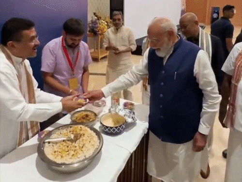 PM मोदी को शुभेंदु अधिकारी ने झालमुड़ी खिलाई:मोदी ने 4399 दिन प्रधानमंत्री रहकर नेहरू का रिकॉर्ड तोड़ा; दिल्ली में NDA ने सम्मान किया