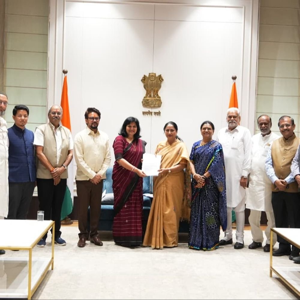 दिल्ली सचिवालय पहुंची संयुक्त संसदीय समिति:सीएम रेखा से की मुलाकात, संविधान संशोधन और जम्मू-कश्मीर पुनर्गठन से जुड़े विधेयकों पर चर्चा; दस्तावेज सौंपे