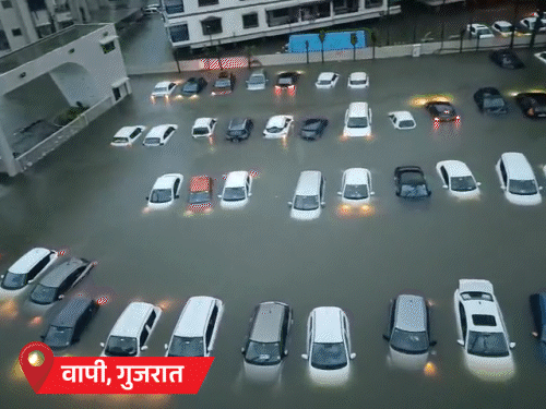 भारत से दक्षिण-कोरिया तक 7000KM लंबी बादलों की बेल्ट:गुजरात के उमरगाम में 43 इंच बारिश, महाराष्ट्र के पालघर में बाढ़ जैसे हालात, कई ट्रेनें कैंसिल