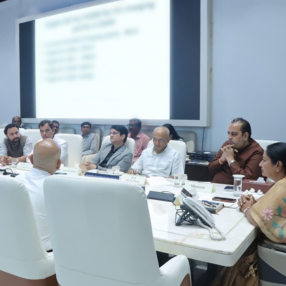 दिल्ली में 32 हजार ईवी चार्जिंग स्टेशन बनाने का लक्ष्य:सीएम रेखा गुप्ता ने की समीक्षा, बोलीं- आधुनिक चार्जिंग हब विकसित होंगे